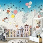 tapeta do dziecięcego pokoju z balonikami na niebie unoszącymi zwierzątka